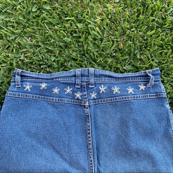 Daisy Embroidered Jeans 🌼 - Picture 3 of 5